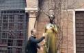 Statuia Julietei din Verona, deteriorata de at<span style='background:#EDF514'>INGERI</span>le turistilor. Care e zona vizata