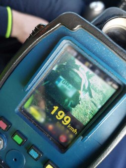 Un motociclist a fost sur<span style='background:#EDF514'>PRINS DE RADAR</span> pe un drum din Giurgiu cu 199 km/h. Ce sanctiuni a primit