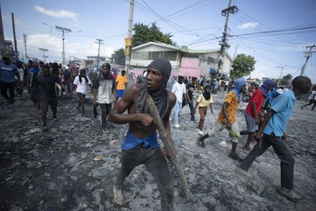 Haos in <span style='background:#EDF514'>HAITI</span>: Statele Unite isi evacueaza ambasada. Premierul Henry, persona non grata in Republica Dominicana