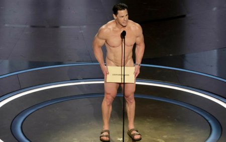 <span style='background:#EDF514'>JOHN CENA</span> a aparut in pielea goala pe scena de la Oscar. Doar un cartonas nu l-a facut indecent