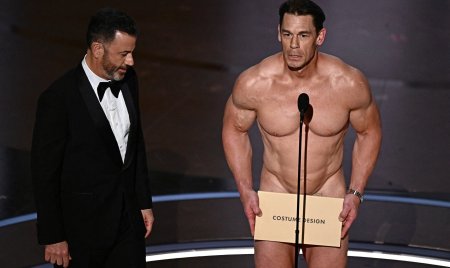 John Cena a aparut complet <span style='background:#EDF514'>DEZBRACA</span>t pe scena de la Premiile Oscar 2024. Si-a acoperit zona intima cu un plic
