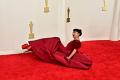 Actrita care a cazut pe covorul rosu de la Oscar 2024. Iata momentul cand Liza Koshy se impiedica din cauza rochiei