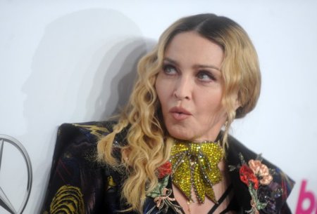 Gafa facuta de Madonna: a tipat la un fan sa se ridice, apoi a realizat ca era in scaun cu rotile