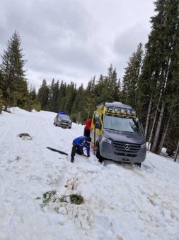 Un ceh si fiica lui in varsta de 10 ani, inzapeziti in Pasul Tartarau