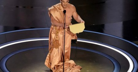 Cele mai <span style='background:#EDF514'>PENIBIL</span>e momente de la Oscar. John Cena, nud pe scena Premiilor Academiei din 2024