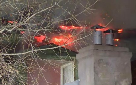 Incendiu violent in Bucuresti. O casa a fost facuta scrum si sunt <span style='background:#EDF514'>SUSPICIUNI</span> ca focul a fost pus intentionat