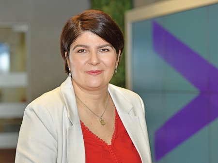 Raluca Burghelea, country managing director al Accenture Romania: Anul acesta vrem sa recrutam 1.000 de oameni, dintre care 250 in zona de tehnologii, iar restul in zona de operatiuni. Recrutam atat in zona de absolventi, cat si in zona de specialisti. La nivel global, grupul Accenture numara 743.000 de angajati.