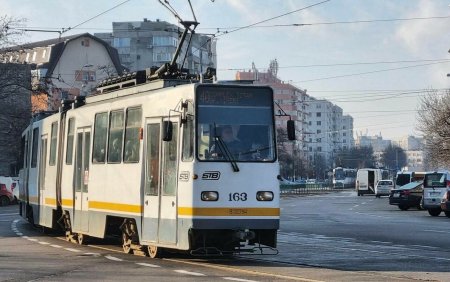 Doi barbati, prinsi in timp ce furau bucati din sina de tramvai de pe Barbu Vacarescu