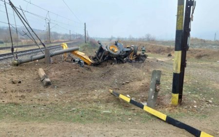 Un tren care circula pe ruta Iasi-Brasov a lovit un excavator. Pasagerii si personalul feroviar nu au fost raniti