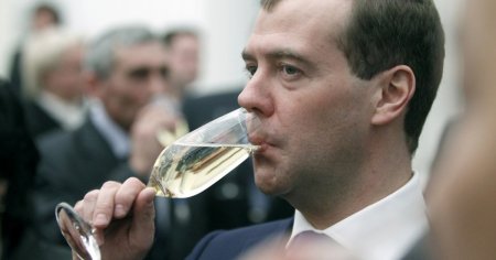 Investigatie jurnalistica. Postarile belicoase ale lui Medvedev coincid cu livrarile de vin de la <span style='background:#EDF514'>PODGORIA</span> sa din Italia