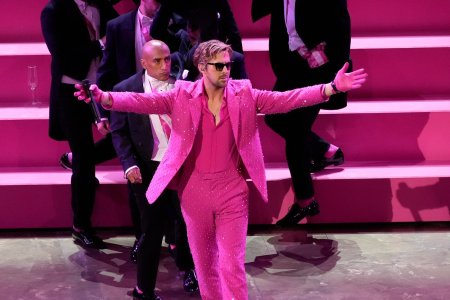 Ryan Gosling, intr-un costum roz stralucitor pentru reprezentatia epica de la Premiile Oscar 2024. A cantat I'm Just Ken din filmul <span style='background:#EDF514'>BARBIE</span> | VIDEO