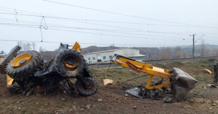 Accident feroviar grav in <span style='background:#EDF514'>JUDETUL BACAU</span>. Un buldoexcavator si soferul neatent au fost spulberati de tren FOTO