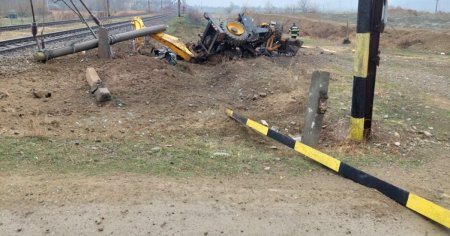 Un barbat a murit in urma unui accident feroviar grav. Buldo<span style='background:#EDF514'>EXCAVATOR</span>ul pe care il conducea, lovit in plin de un tren FOTO