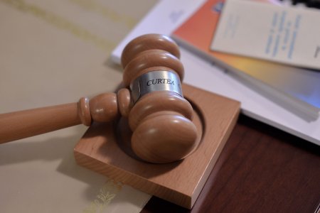 Folosirea copy-paste de catre judecatori si publicarea tarzie a hotararilor, criticate in raportul Tribunalului Bistrita-Nasaud pe 2023