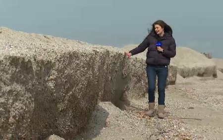 Dezastru pe plaja din Mamaia. Fenomenul neobisnuit care a creat un zid de nisip. Turistii nu mai pot ajunge sa intre in apa