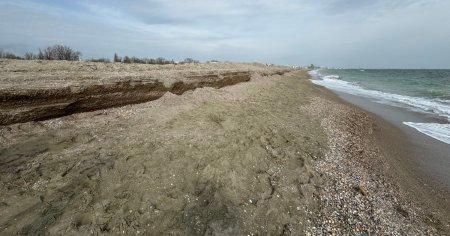 Plajele din doua statiuni sfartecate de <span style='background:#EDF514'>FURTUNI</span>. Cum arata litoralul inainte de venirea turistilor VIDEO