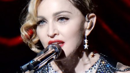 Gafa Madonnei: A tipat la un fan sa se ridice si apoi a realizat ca era in scaun cu rotile