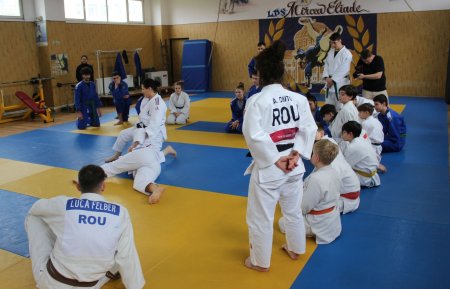 La aproape 2 ani, fiica Andreei <span style='background:#EDF514'>CHITU</span> se lupta cu mama ei la judo (Video)