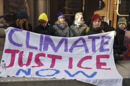 Greta Thunberg si alti activisti de mediu au blocat intrarile in parlamentul suedez