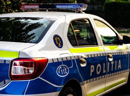 Un elev de liceu din Lupeni a fost prins cu un pistol cu gaz si proiectile ascunse in banca, sub carti. Ce le-a spus politistilor
