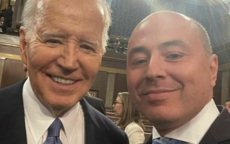 Ambasadorul Romaniei in SUA, selfie cu presedintele Joe Biden. Sa ne amintim <span style='background:#EDF514'>CINE SUNTEM</span>