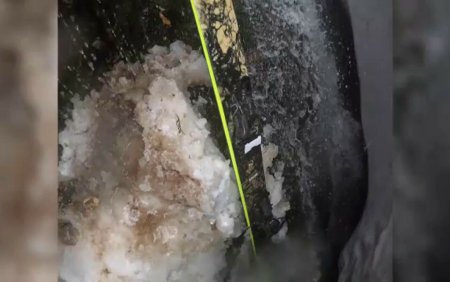 Momentul in care un schior cade in gol, la baza unei cascade. Era ascunsa de un strat gros de zapada | VIDEO