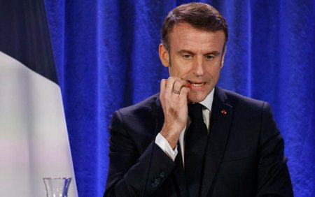 Moscova, atac vulgar la adresa lui Macron: Sa ia mai multe <span style='background:#EDF514'>PERECHI</span> de chiloti! Va mirosi foarte puternic. Deja a defecat