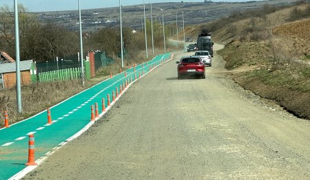 Pista de <span style='background:#EDF514'>BICICLETE</span> pe marginea unui drum de pamant, la Selimbar: Vom mai pietrui acel drum, nu cred ca este o asa mare problema