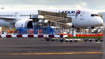 50 de pasageri raniti intr-un avion, aruncati in plafon cand aeronava a pierdut altitudine, in timpul zborului de la Sydney la Auckland