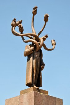 Sculptura vandalizata la Iasi, Hidra, a lui Costin Ionita, in licitatie