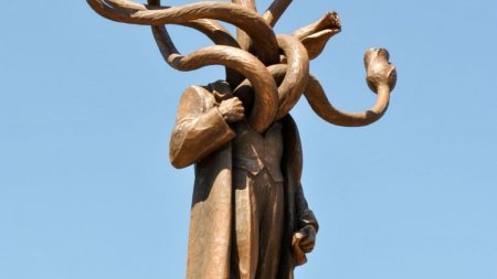 Controversata sculptura Hidra, vandalizata la Iasi, este scoasa la licitatie. Cu cat se vinde opera romanului <span style='background:#EDF514'>COSTIN</span> Ionita