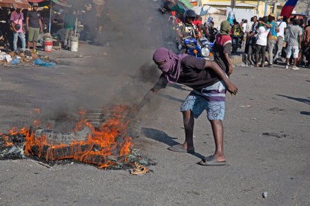 Premierul haitian Ariel <span style='background:#EDF514'>HENRY</span> si-a dat demisia, in timp ce confruntarile violente si haosul continua in Haiti