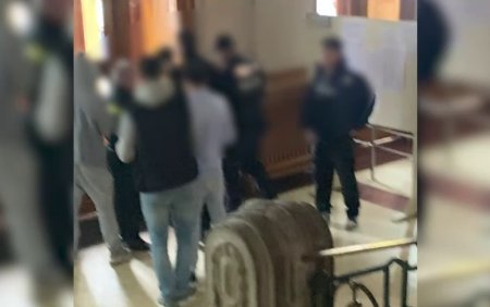 Momentul in care elevul de-a VIII-a din Tg. Mures este incatusat de politisti. Si-a batut profesoara cu pumnii si picioarele