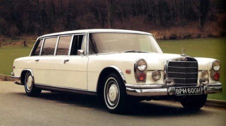 Se vinde limuzina alba a lui <span style='background:#EDF514'>JOHN LENNON</span>. Cantaretul o comandase la Stuttgart, in 1969