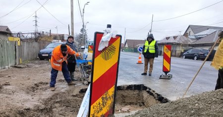 Artera rutiera abia asfaltata, sparta pentru inlocuirea unei conducte de apa. Aceasta a cedat in timpul asfaltarii