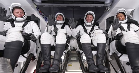Astronautii de pe <span style='background:#EDF514'>STATIA SPATIALA</span> Internationala au revenit cu bine pe Pamant dupa o  misiune de sase luni
