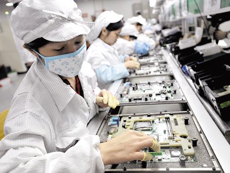 Cresterea uriasa a Foxconn Industrial s-ar putea extinde pe fondul freneziei AI din China. Actiunile producatorului de servere AI s-au dublat de la jumatatea lunii ianuarie si se afla inca in crestere