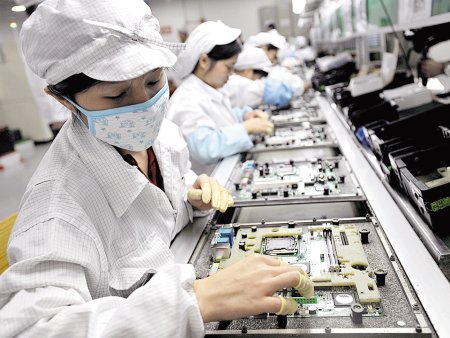 Cresterea uriasa a Foxconn Industrial s-ar putea extinde pe fondul freneziei AI din China. Actiunile producatorului de <span style='background:#EDF514'>SERVER</span>e AI s-au dublat de la jumatatea lunii ianuarie si se afla inca in crestere