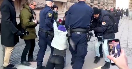 Activista <span style='background:#EDF514'>GRETA THUNBERG</span>, luata pe sus de politie din fata Parlamentului Suediei VIDEO