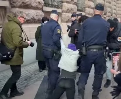 VIDEO <span style='background:#EDF514'>GRETA THUNBERG</span>, ridicata din nou de politie