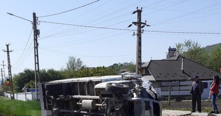 O autoutilitara cu sase oameni la bord s-a rasturnat in judetul Suceava. Trei victime, captive in masina avariata