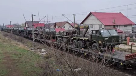 Un tren <span style='background:#EDF514'>CFR MARFA</span> cu lansatoare de rachete ar fi fost filmat la granita cu Ucraina