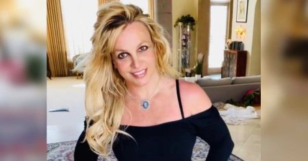 Britney Spears a devenit nudista! S-a <span style='background:#EDF514'>POZAT</span> goala pusca, la plaja