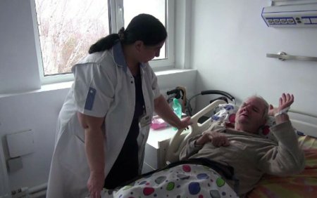 Drama romanilor bolnavi care nu au unde sa plece din spital. Sute de pacienti raman internati din mila: 