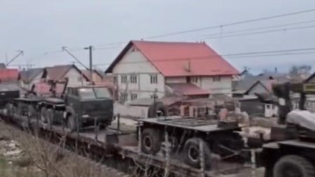 Un tren incarcat cu 32 lansatoare de rachete romanesti a fost <span style='background:#EDF514'>FILMAT</span> in drum spre Ucraina