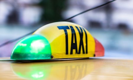 Taximetristii protesteaza din nou, miercuri, in Piata Constitutiei din Capitala