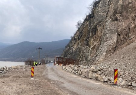 Caras-Severin: Trafic oprit pe Clisura Dunarii, pentru detonarea stancilor de pe versant