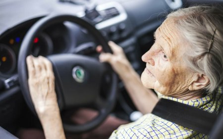 Politia a oprit o conducatoare auto de 103 ani care circula fara permis si fara asigurare