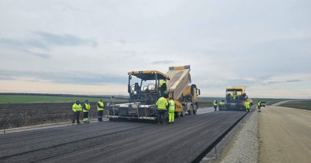 Asfaltare pe tronsonul 1 al Autostrazii Ford. Ce mai e de lucru la drumul expres care leaga Craiova de Pitesti VIDEO