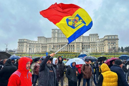 Taximetristii continua protestele in Piata Constitutiei din Bucuresti. Cer in continuare fiscalizarea Uber si Bolt